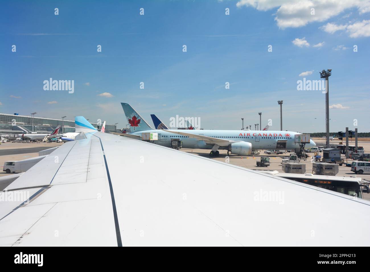 Aeroporto di Francoforte Germania 02 agosto 2022 - Vista dalla finestra dell'aeromobile su un'ala e vista di una macchina Air Canada in fase di caricamento Foto Stock