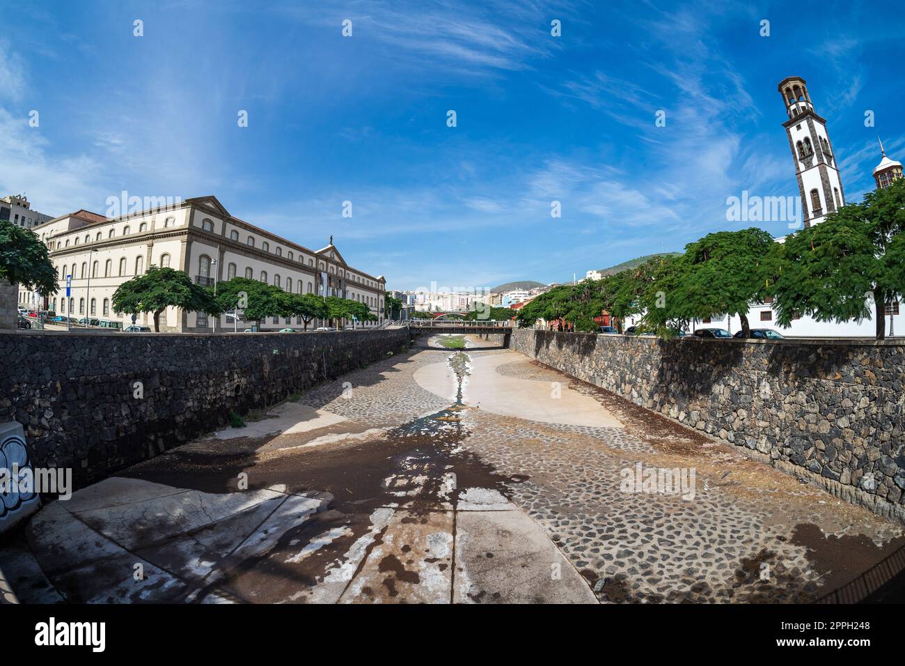 SANTA CRUZ, ISOLE CANARIE, SPAGNA - 28 OTTOBRE 2022: VISTA SULLA CITTÀ. Sullo sfondo - Chiesa di nostra Signora della Concezione (a destra) e Museo di natura e Archeologia (a sinistra). Obiettivo fisheye. Foto Stock