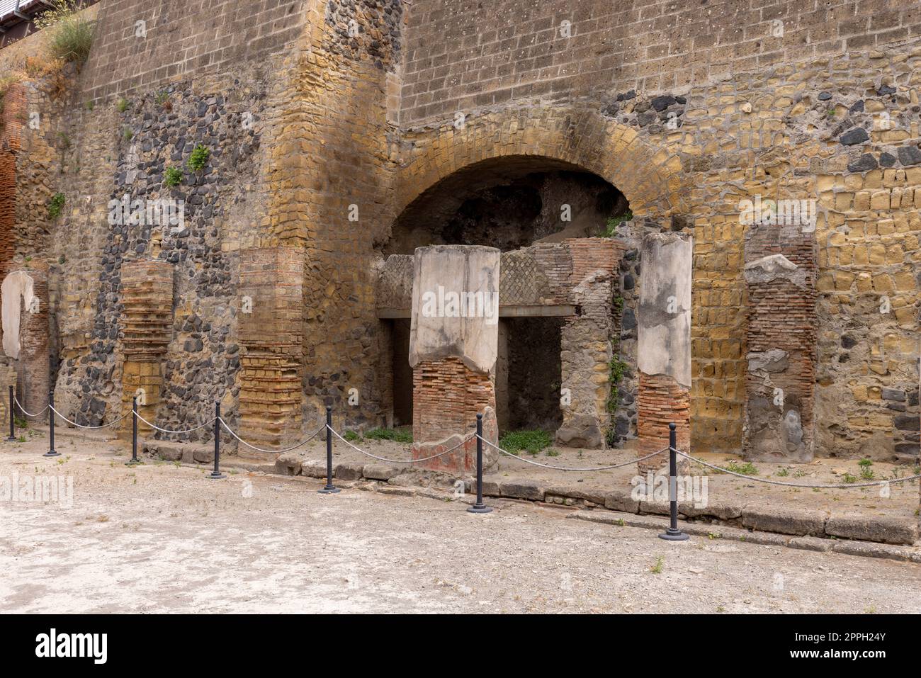 Rovine di un'antica città distrutta dall'eruzione del Vesuvio nel 79 d.C. nei pressi di Napoli, Ercolano, Italia. Foto Stock
