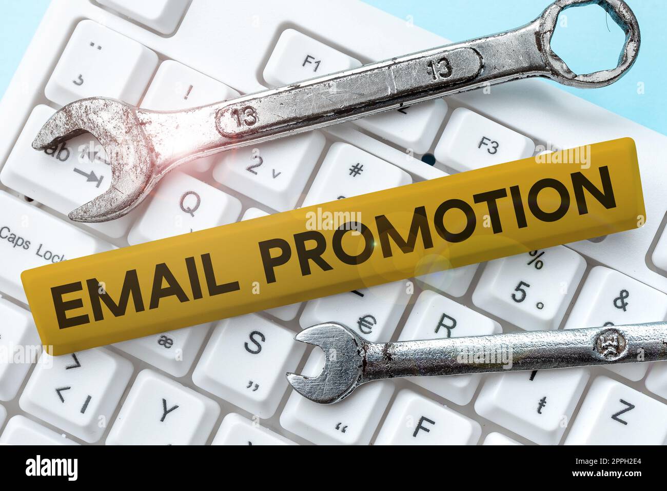 Didascalia di testo che presenta la promozione e-mail. Concetto che significa trasmissione commerciale che offre incentivi per promuovere le vendite Foto Stock
