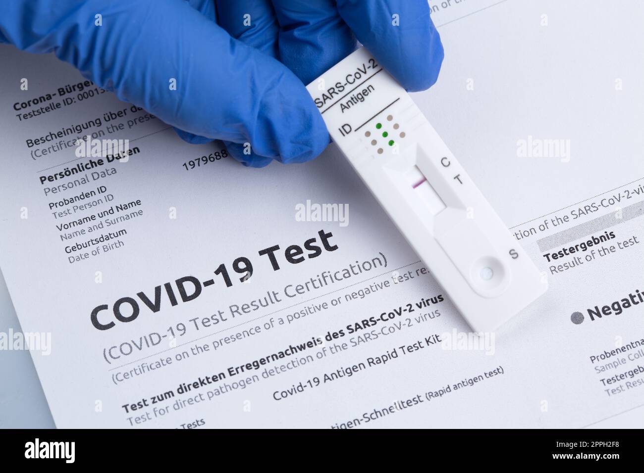 Risultato negativo del test utilizzando un dispositivo di test rapido per COVID-19. Foto Stock