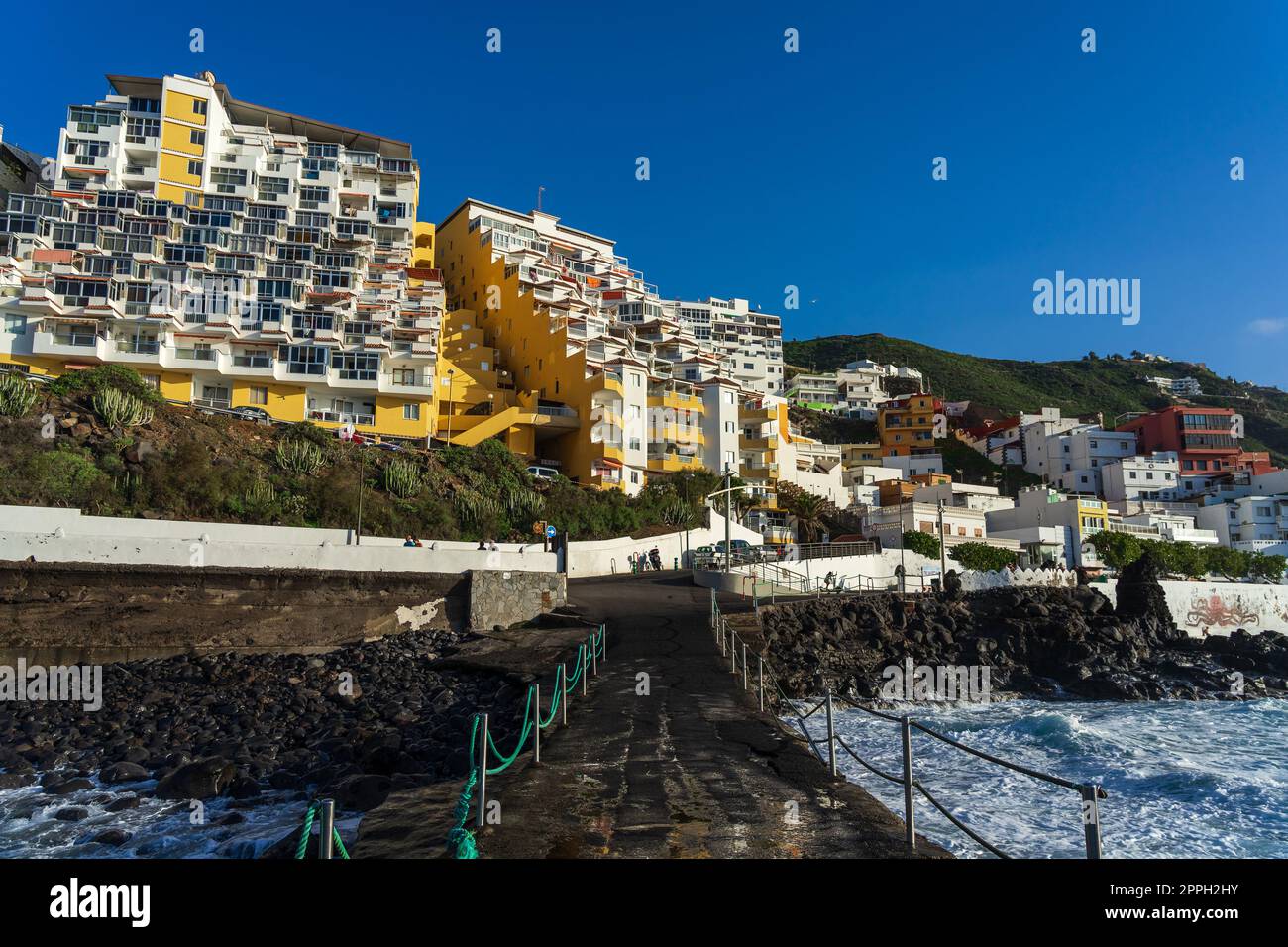 Le case del villaggio di El Pris sulle pendici della costa settentrionale dell'Oceano Atlantico. Tenerife. Isole Canarie. Spagna. Foto Stock