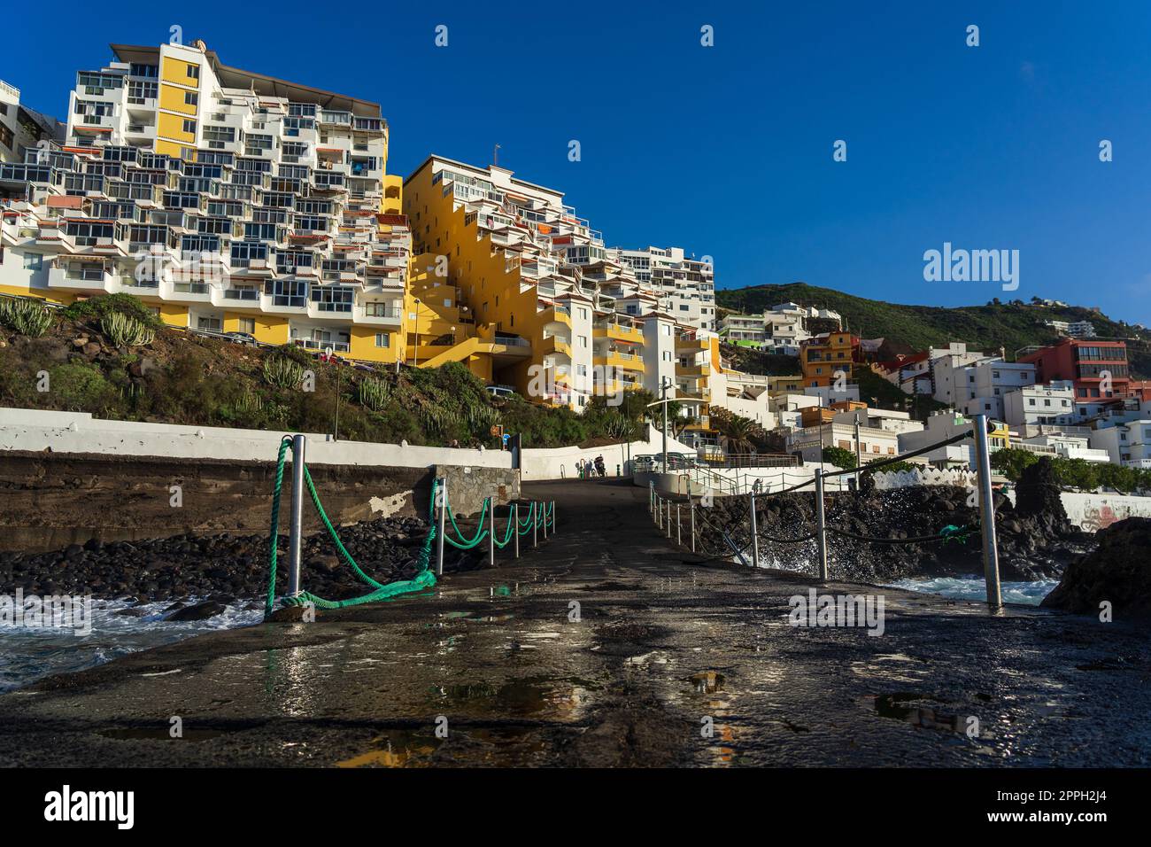 Le case del villaggio di El Pris sulle pendici della costa settentrionale dell'Oceano Atlantico. Tenerife. Isole Canarie. Spagna. Foto Stock