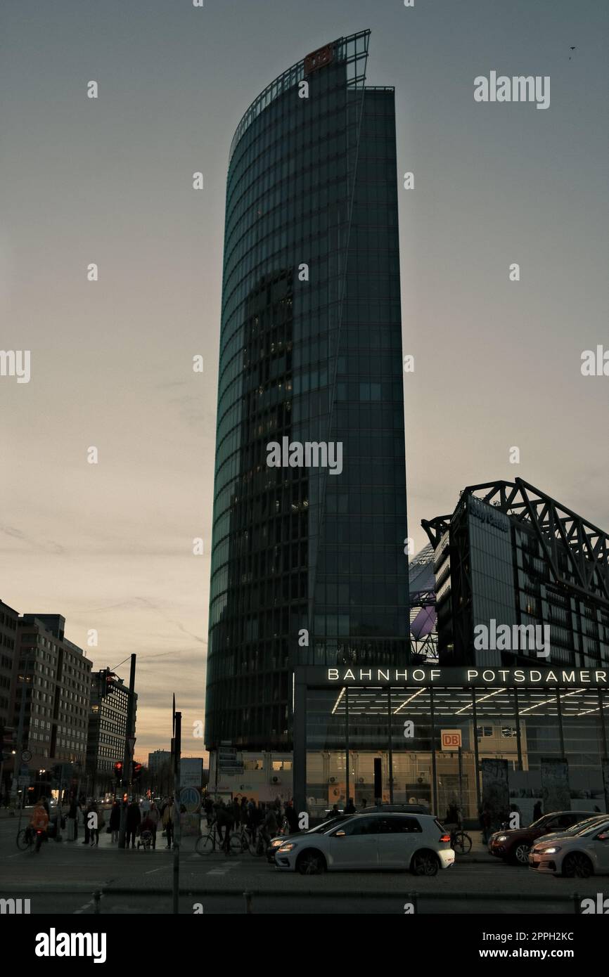 Foto verticale della Bahntower a Berlino, Germania Foto Stock
