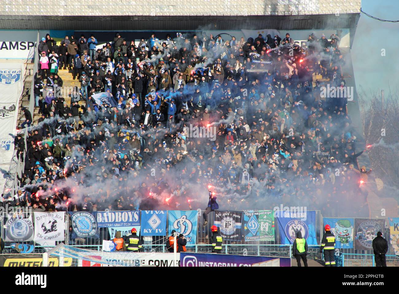 Tifosi di calcio della squadra di supporto Desna Chernihiv durante la partita. bombe fumogene Foto Stock