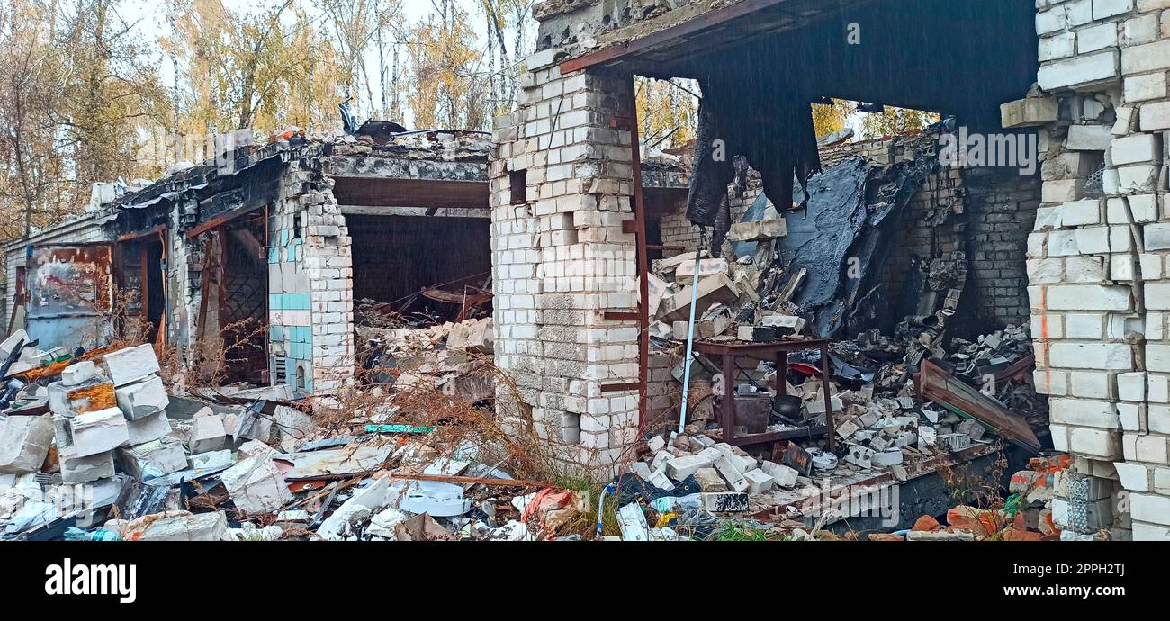 Distruzione di edifici dopo essere stati colpiti da un proiettile d'artiglieria. Invasione russa Foto Stock