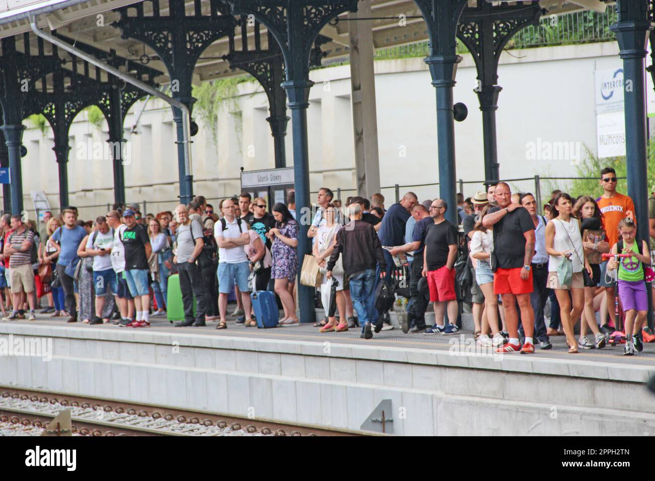una folla di persone che aspetta il treno. Ora di punta alla stazione ferroviaria Foto Stock