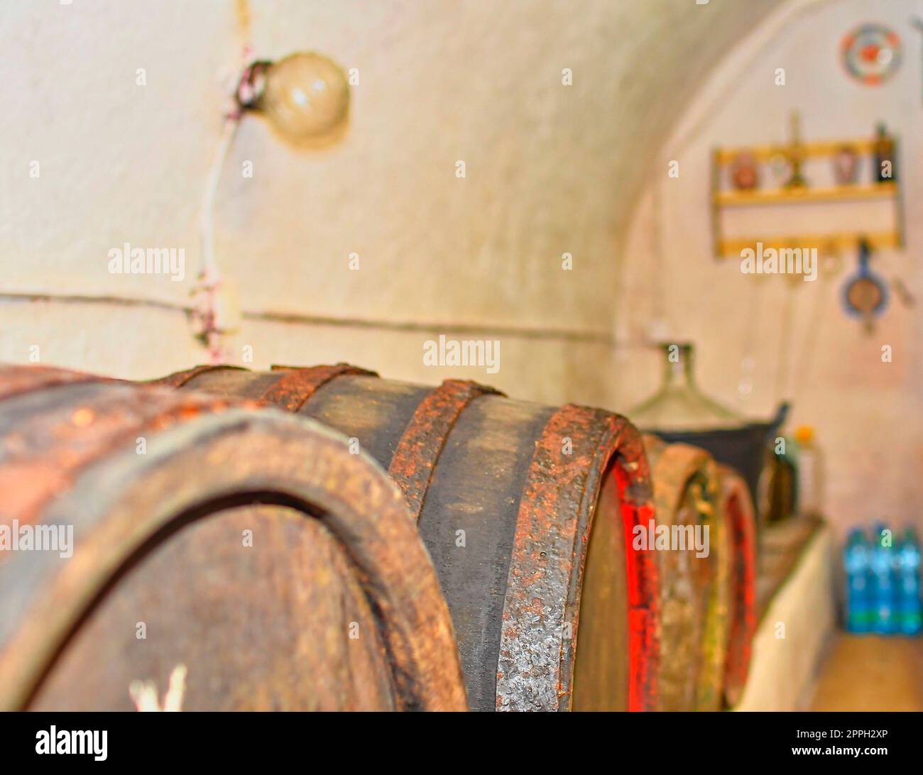 Vini fermentati in classic in botti di legno. Tipica cantina della Moravia, Sud Moravia Repubblica Ceca, Europa Foto Stock