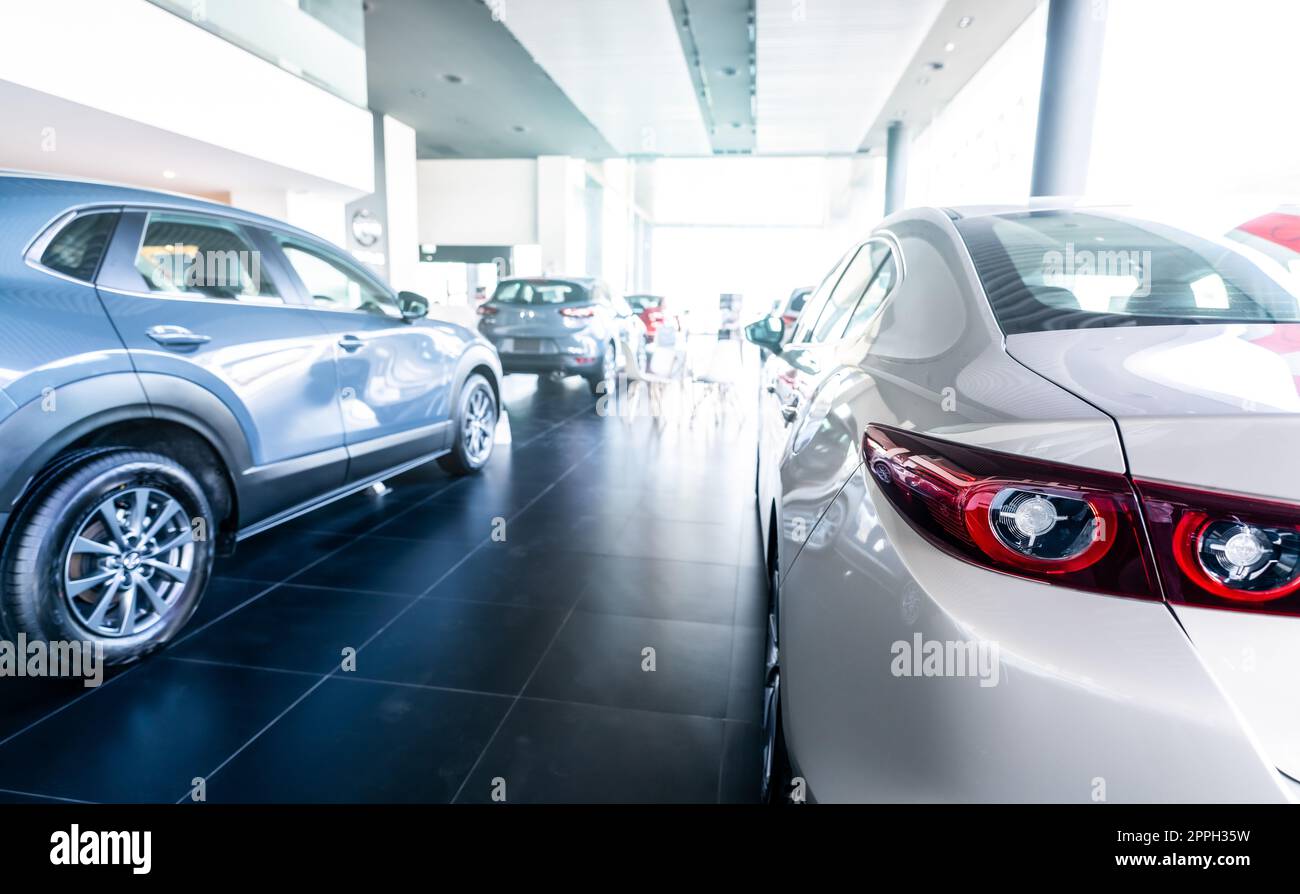 Auto con vista posteriore parcheggiata nello showroom di lusso. Ufficio concessionaria auto. Auto nuova parcheggiata in un moderno showroom. Auto in vendita e noleggio business concept. Leasing di automobili e concetto di assicurazione. Automobile elettrica. Foto Stock