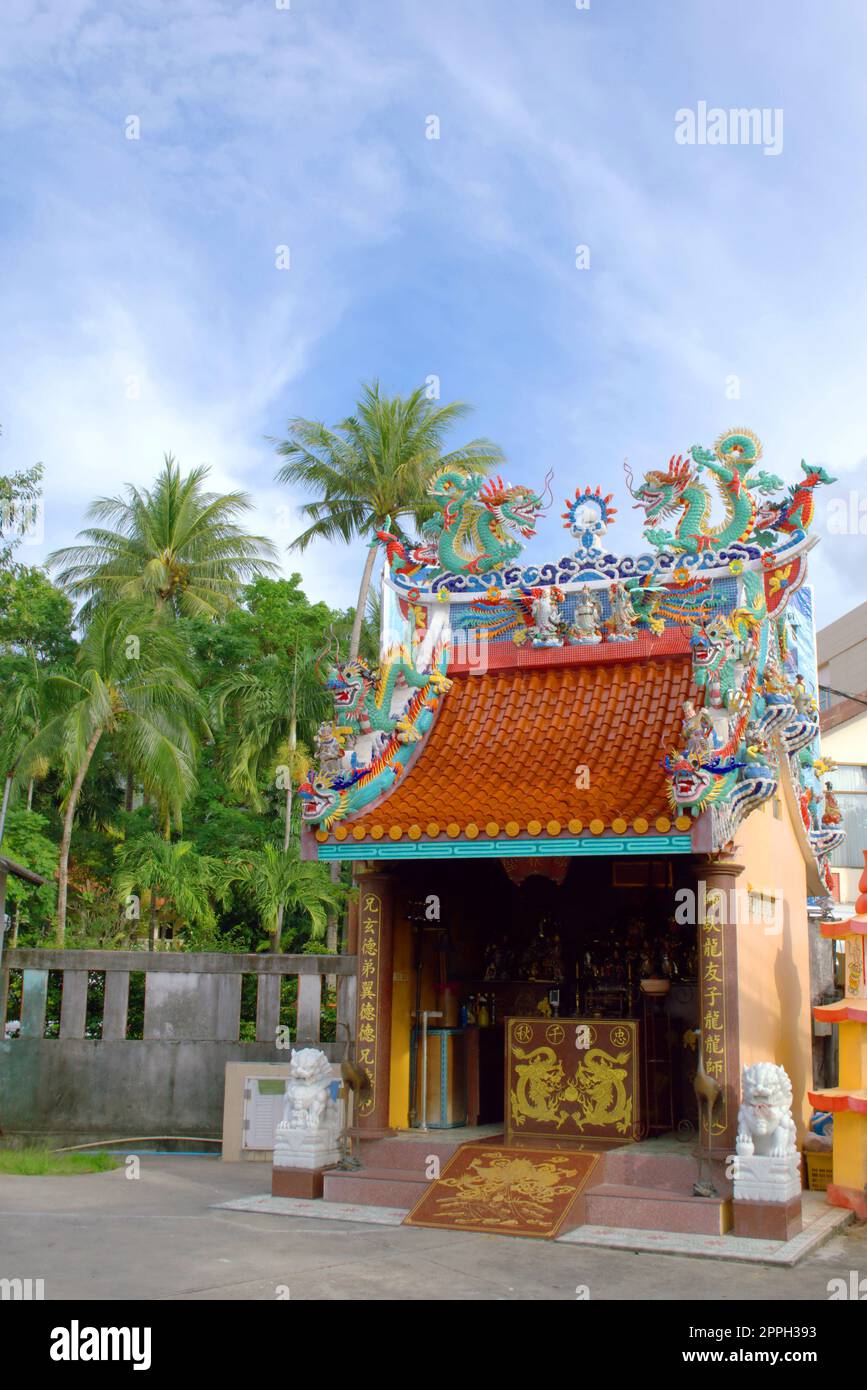 Draghi, ornamenti e altri simboli religiosi in un santuario cinese a Phuket, Tailandia. Foto Stock