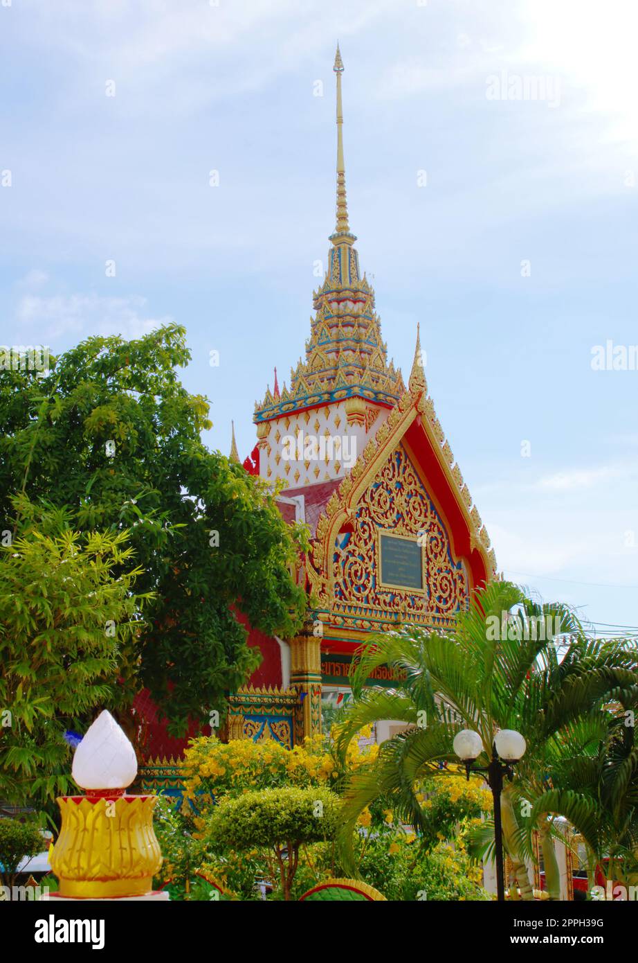 Santuario buddista al Wat Suwankiriket tempio della scuola di Karon, provincia di Phuket, Tailandia. Foto Stock