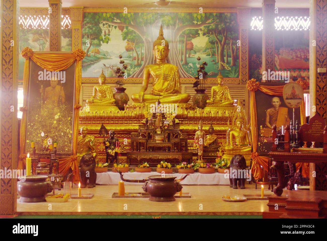 Memoriale del venerato monaco buddista Luang Po Cham, al Wat Chalong tempio, a Phuket, Tailandia. Foto Stock