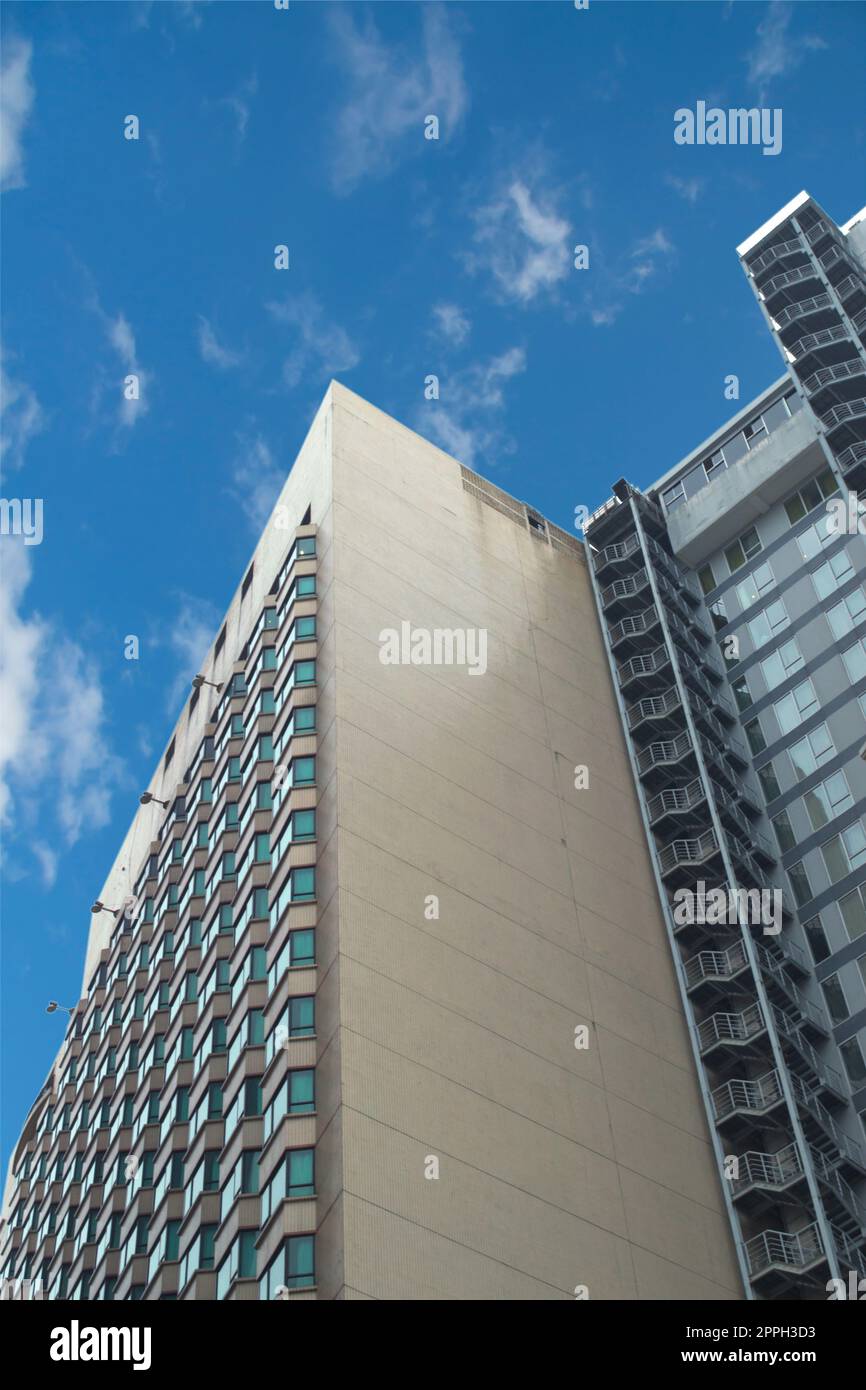 Moderno edificio contro il cielo blu. Bassa angolazione. Foto Stock