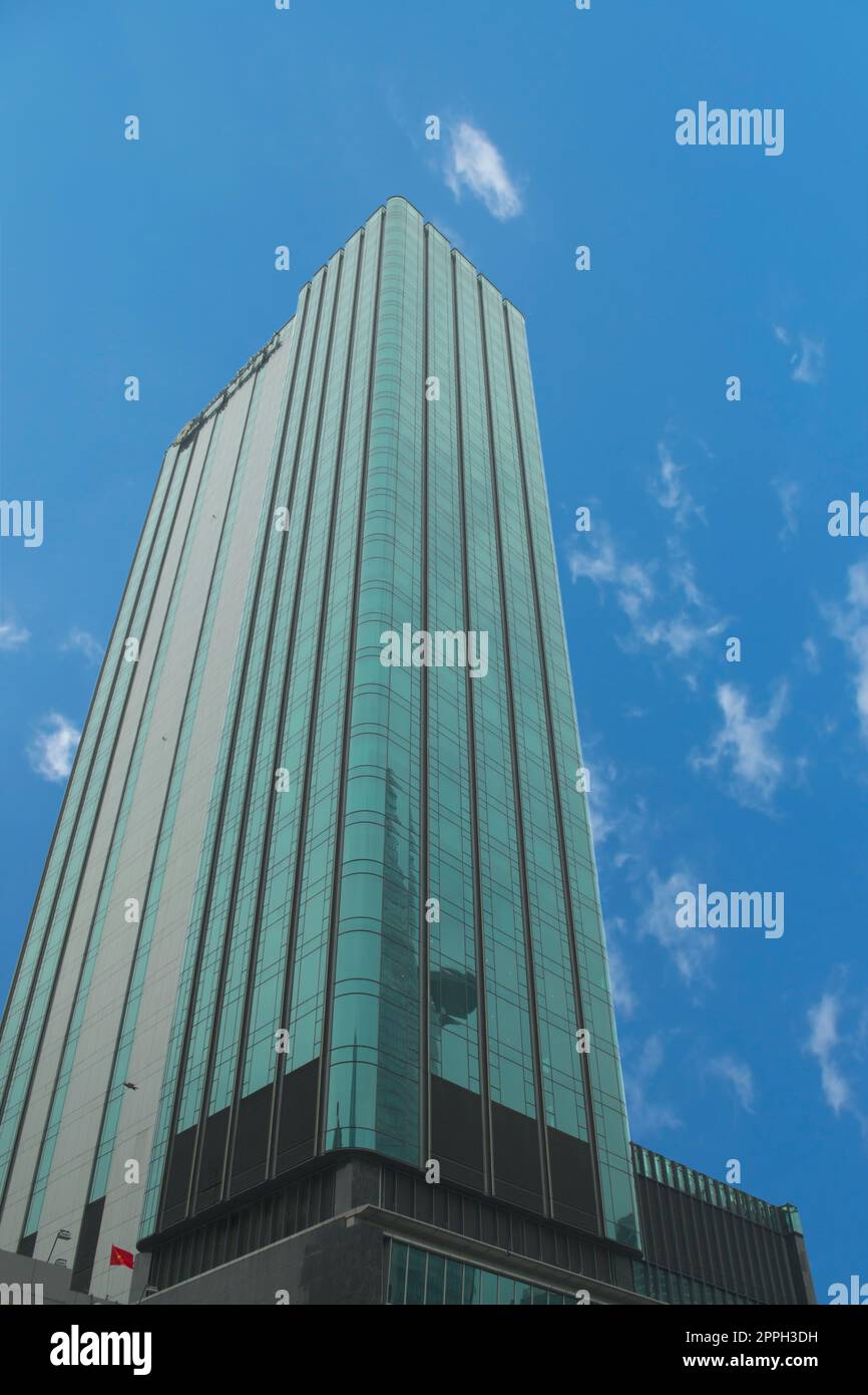 Moderno edificio contro il cielo blu. Bassa angolazione. Foto Stock