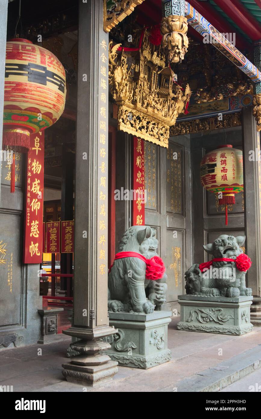 Leoni guardiani imperiali cinesi, fatti di pietra, che custodiscono la porta di un tempio buddista a Saigon, Vietnam (ho Chi Minh City) Foto Stock