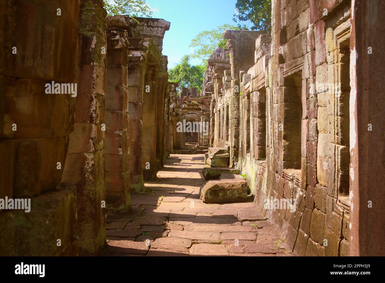 Galleria interna alle rovine del tempio di Banteay Kdei, nel complesso di Angkor Wat vicino a Siem Reap, Cambogia. Foto Stock