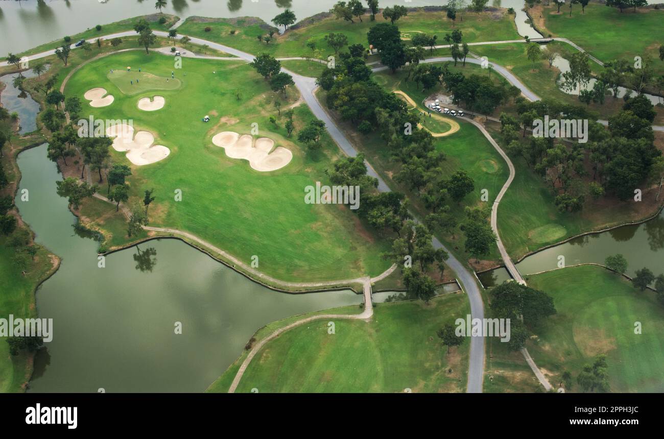 Campo da golf e lago. Vista aerea. Foto Stock