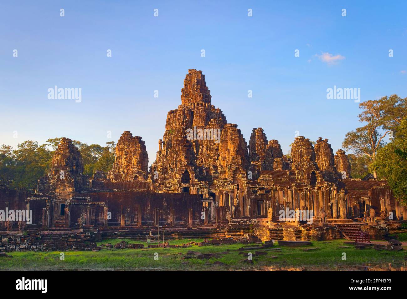 Tempio di Bayon, situato a Angkor, Cambogia, l'antica capitale dell'impero Khmer. Vista generale dall'esterno dall'angolo sud-ovest. Foto Stock