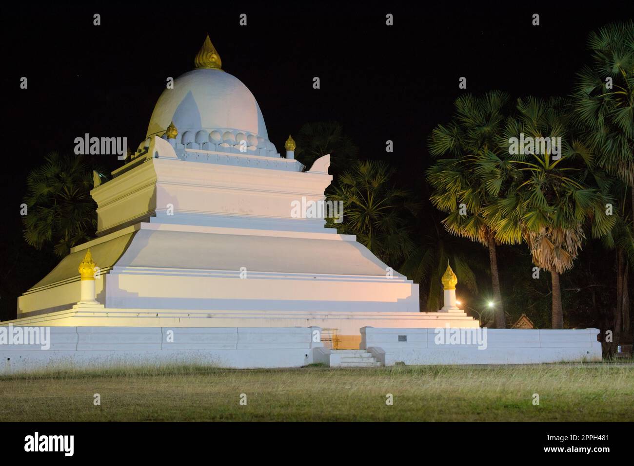 Stupa buddista al tempio di Wat Wisunarat, a Luang Prabang, Laos. Il suo nome ufficiale è Pathum, anche se è indicato dalla gente del posto come "stupa dell'anguria". Foto Stock