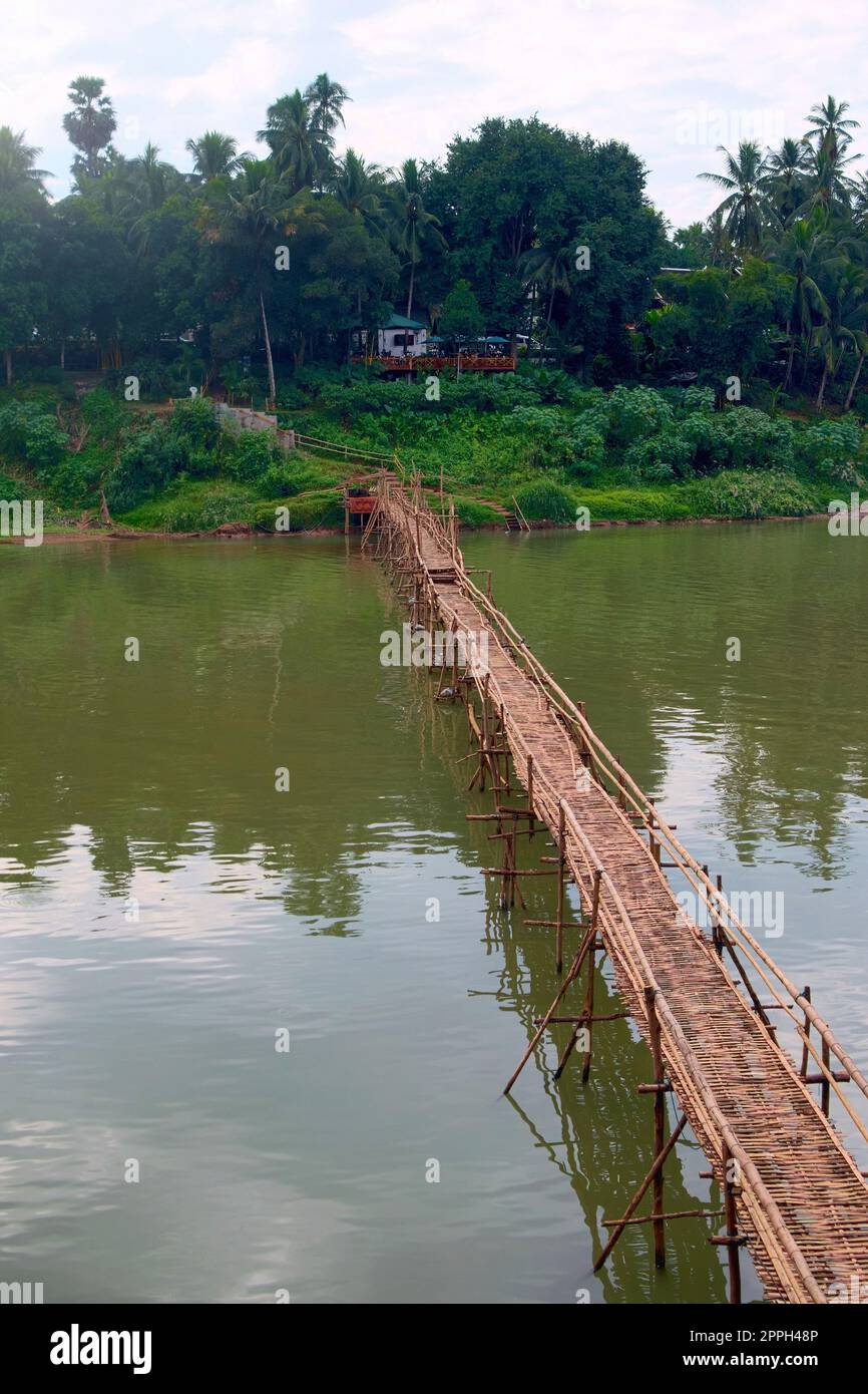 Ponte di bambù sul fiume Nam Khan, alla confluenza con il fiume Mekong a Luang Prabang, Laos. Foto Stock