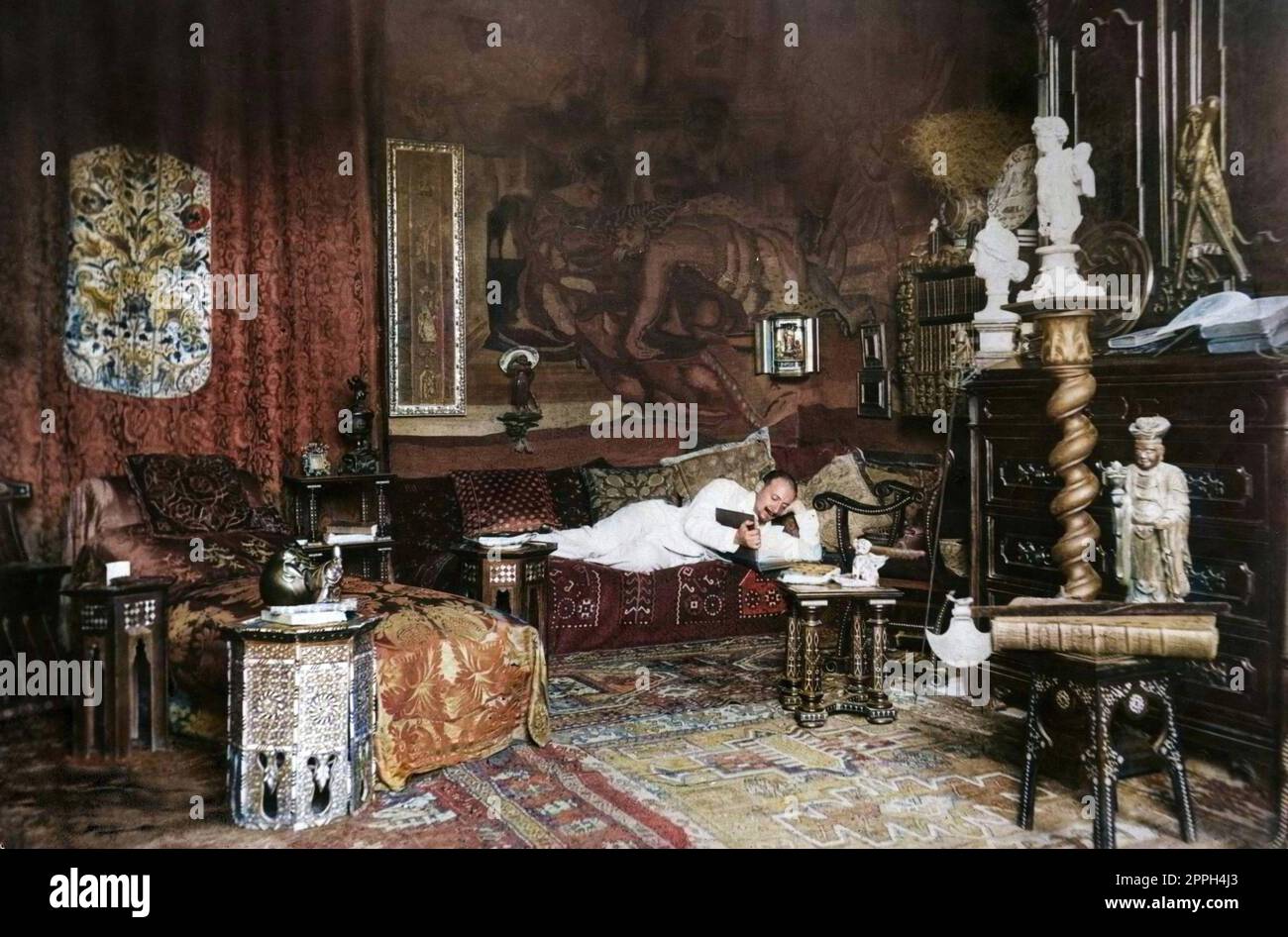 Gabriele D'annunzio dans le salon de la villa Mammarella (Francavilla) (Pesaro) en 1895 - colorazione successiva. Foto Stock