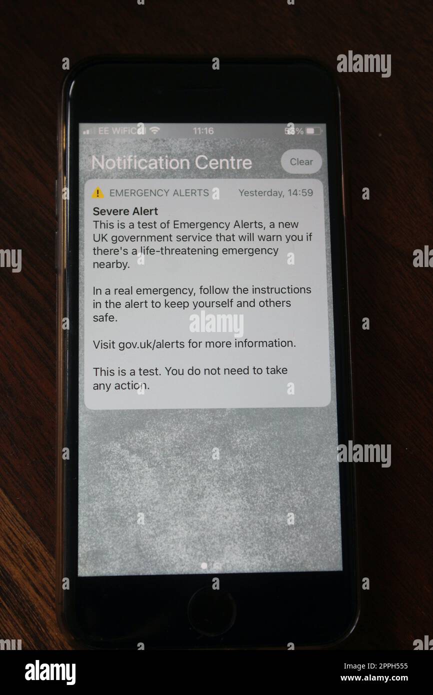 Il primo test di allarme di emergenza ricevuto da tutti i telefoni cellulari nel Regno unito mostrato su un display iphone 2023 aprile Foto Stock