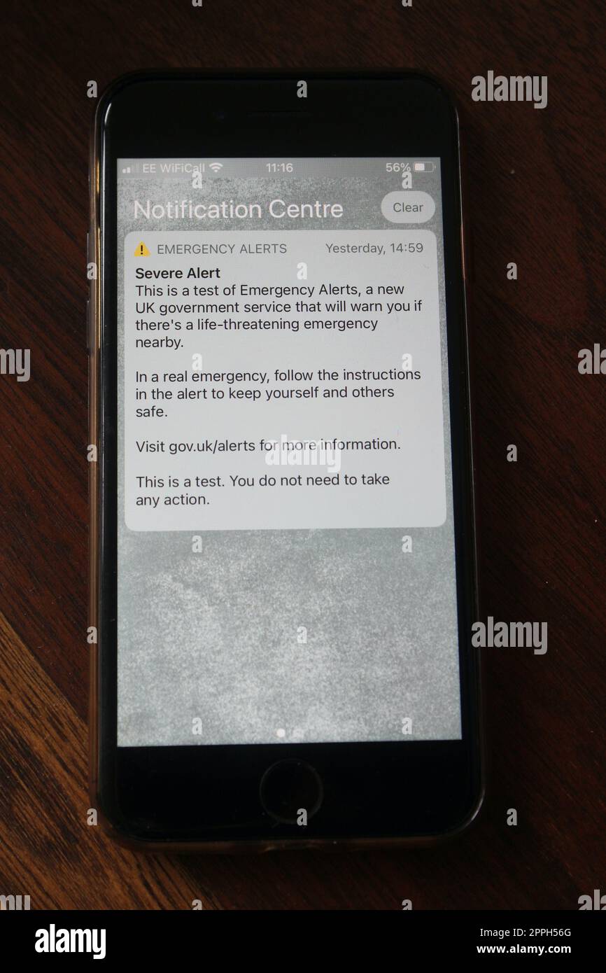 Il primo test di allarme di emergenza ricevuto da tutti i telefoni cellulari nel Regno unito mostrato su un display iphone 2023 aprile Foto Stock