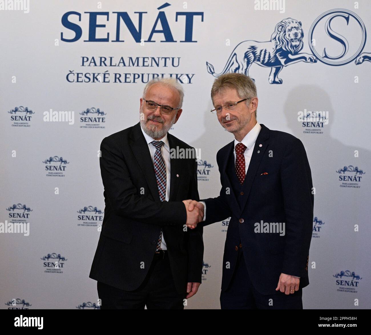 Praga, Repubblica Ceca. 24th Apr, 2023. Il presidente del Senato ceco Milos Vystrcil (a destra) e Talat Xhaferi presidente dell'Assemblea della Repubblica della Macedonia settentrionale durante la colazione di lavoro dei rappresentanti degli stati candidati all'adesione all'UE, delle delegazioni dei parlamenti di Bosnia Erzegovina, Montenegro, Moldavia, Macedonia settentrionale, Serbia e del Consiglio supremo dell'Ucraina a Praga, Repubblica ceca, Aprile 24, 2023. Credit: Michal Krumphanzl/CTK Photo/Alamy Live News Foto Stock