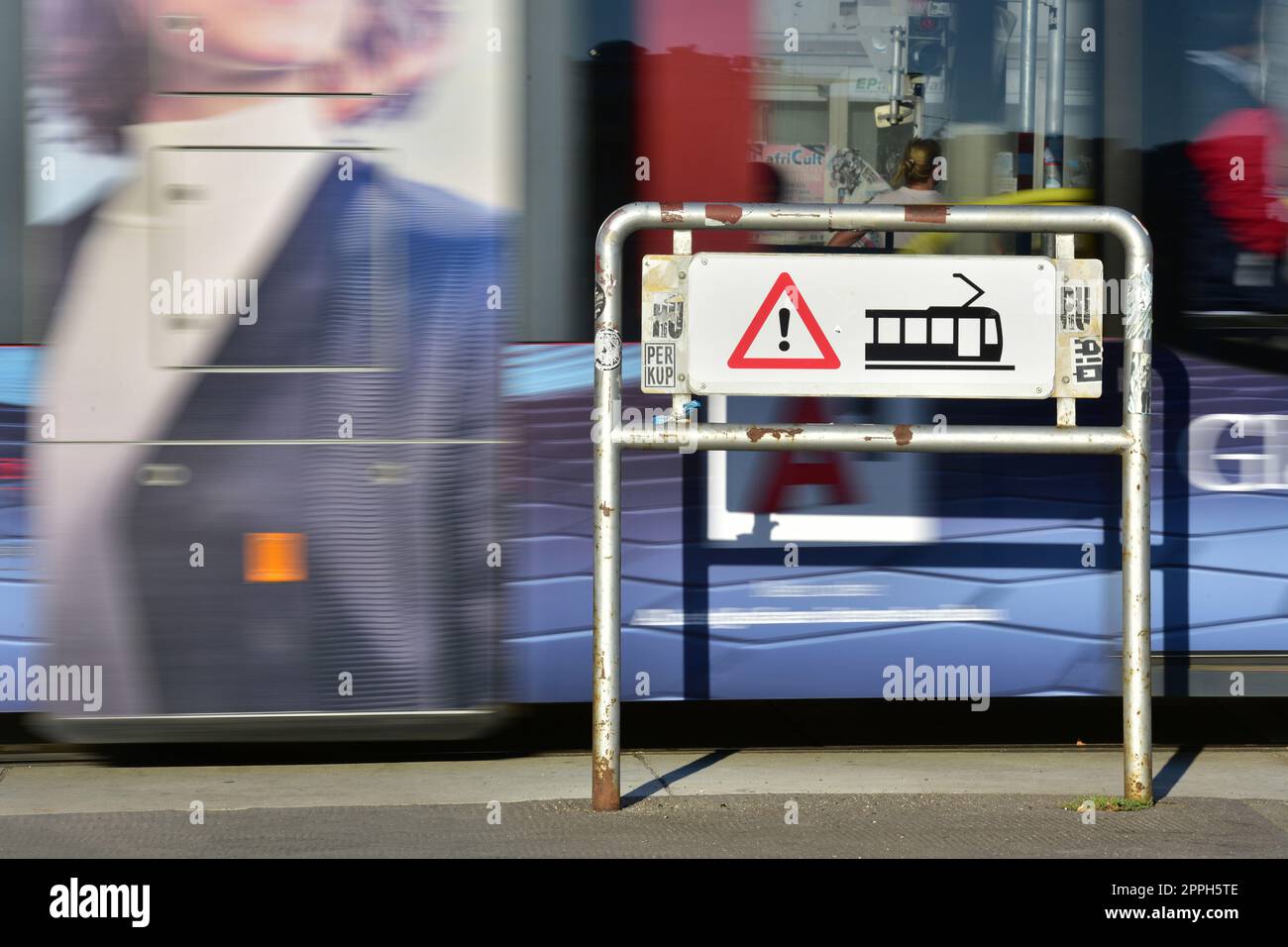 Attraversamento pedonale a una fermata del tram a Vienna. Foto Stock