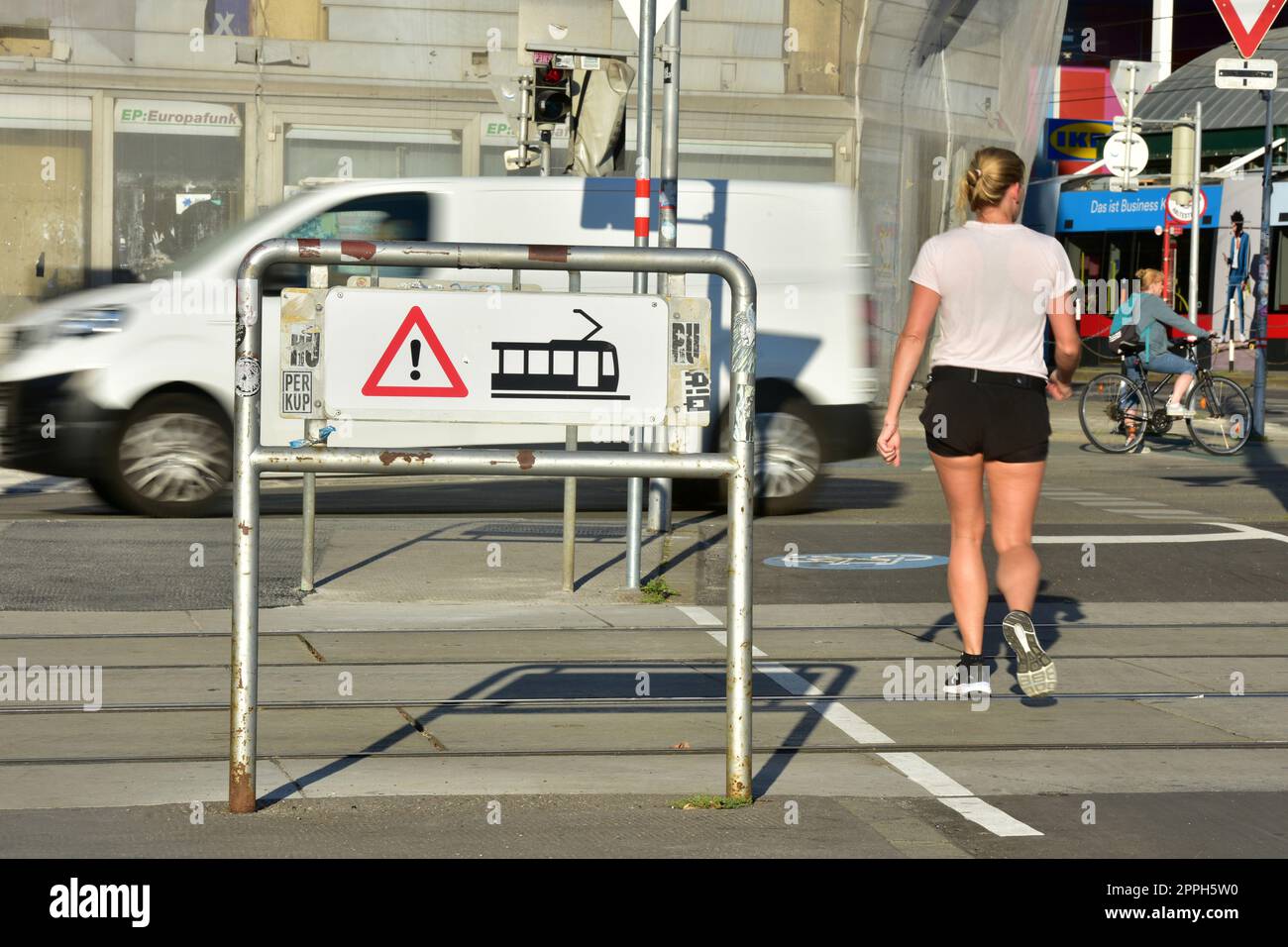 Attraversamento pedonale a una fermata del tram a Vienna. Foto Stock