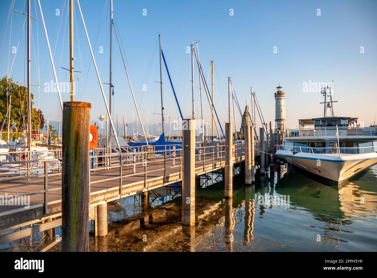 Pittoresca vista delle navi attraccate al porto di Lindau sul lago Bodensee in Germania Foto Stock