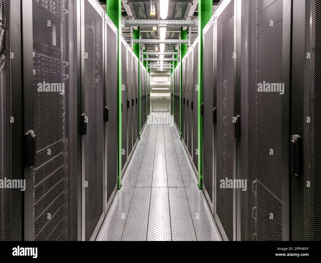 Corridoio nel data center della sala server Foto Stock