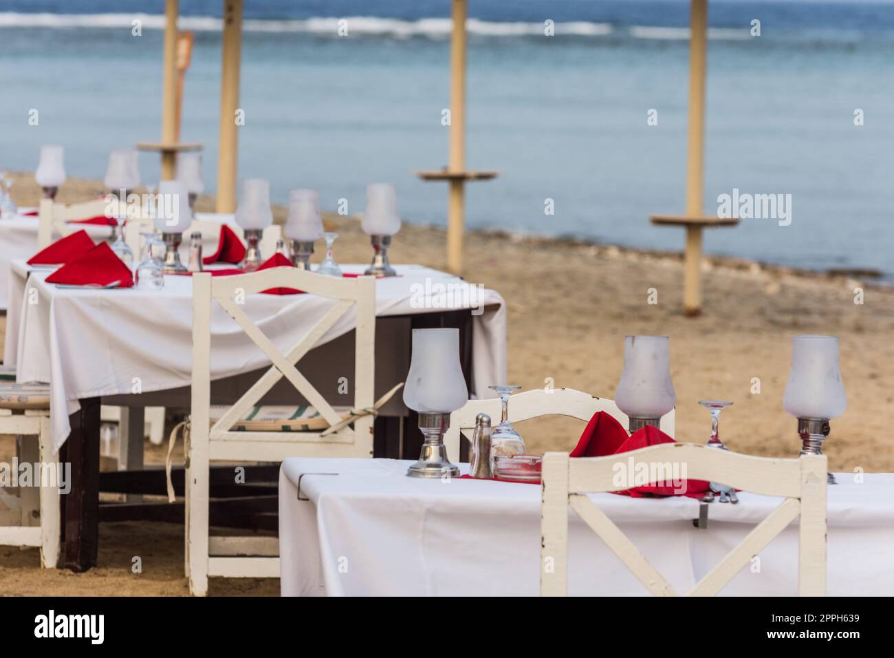 i tavoli sono stati posati per festività sulla spiaggia vicino al mare dettaglio Foto Stock