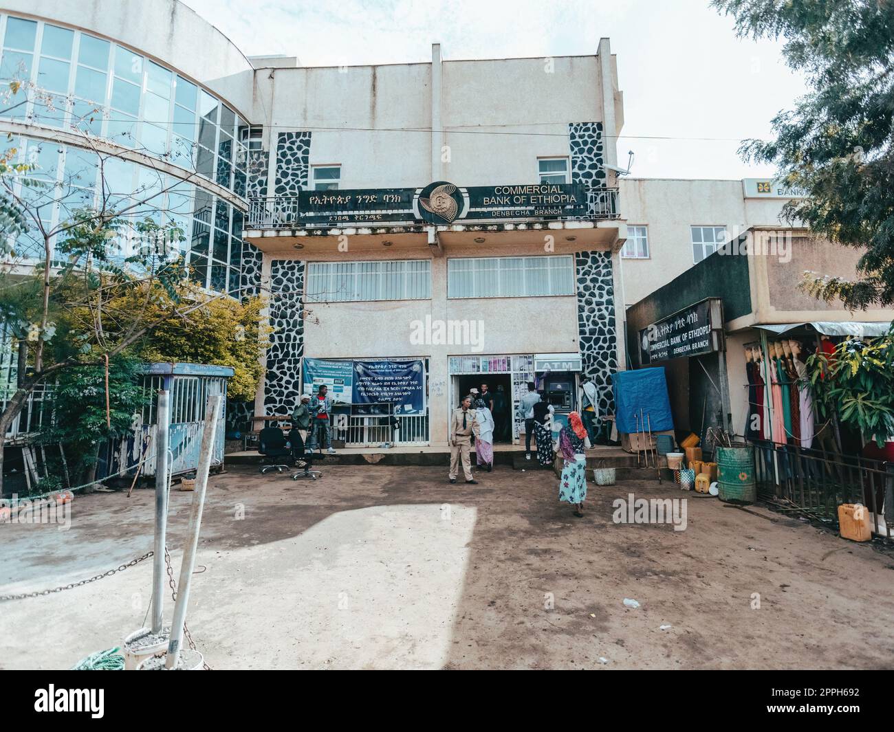 Popoli comuni dietro la banca dell'Etiopia nella città di Dembecha Foto Stock