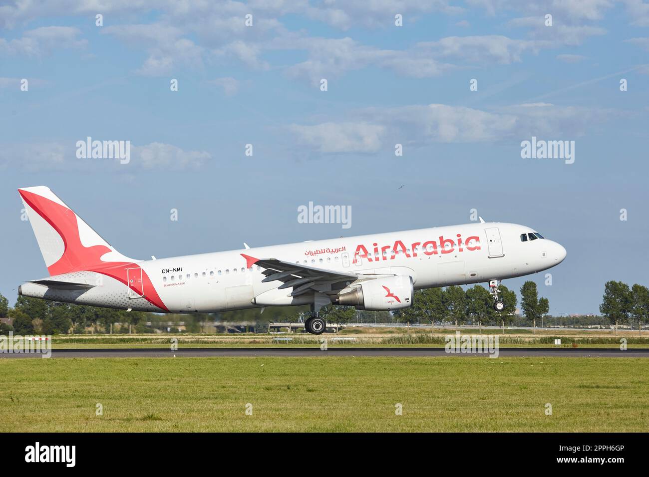 Aeroporto di Amsterdam Schiphol - Airbus A320-214 atterra Air Arabia Maroc Foto Stock