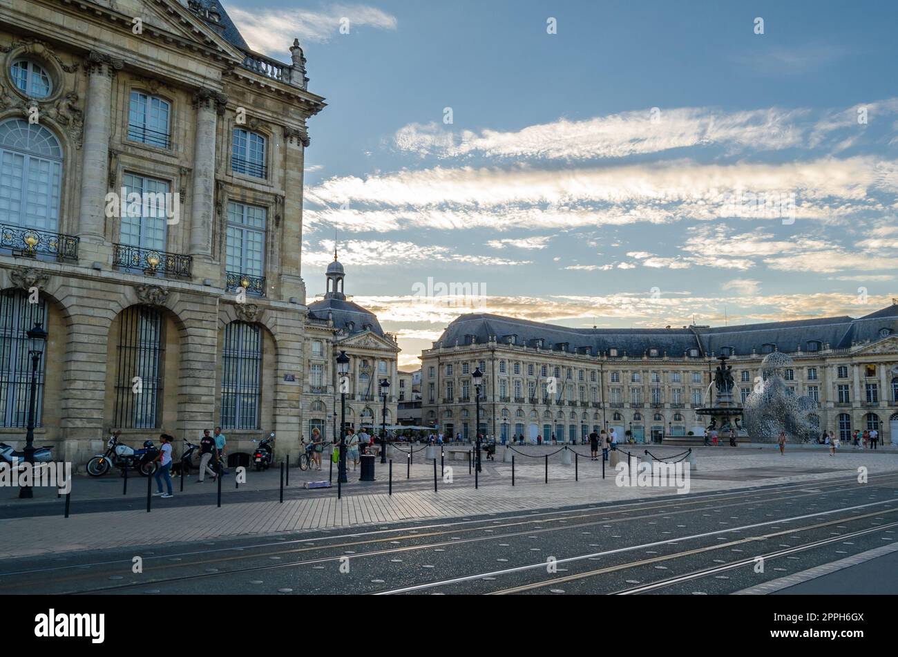 BORDEAUX, FRANCIA - 16 AGOSTO 2013: Persone che camminano e visitano la città di Bordeaux, Gironda, Francia sud-occidentale Foto Stock