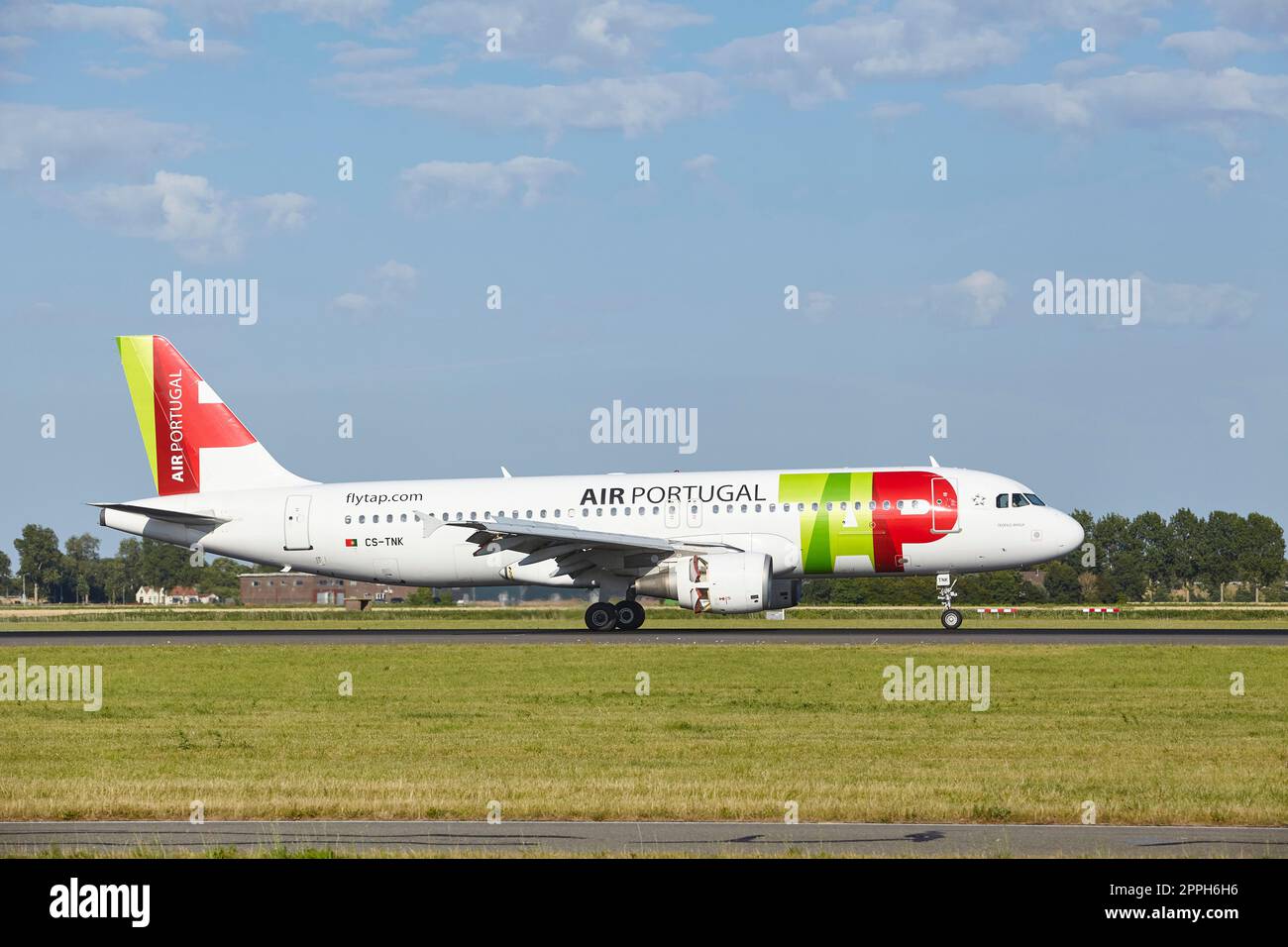 Aeroporto di Amsterdam Schiphol - atterra l'Airbus A320-214 di TAP Air Portugal Foto Stock