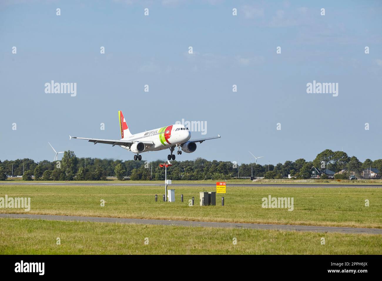 Aeroporto di Amsterdam Schiphol - atterra l'Airbus A320-214 di TAP Air Portugal Foto Stock