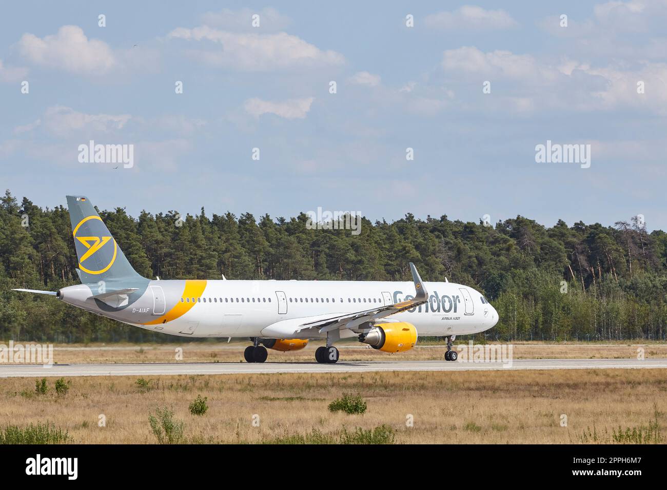 Aeroporto di Francoforte Fraport - decolla l'Airbus A321-211 di Condor Foto Stock