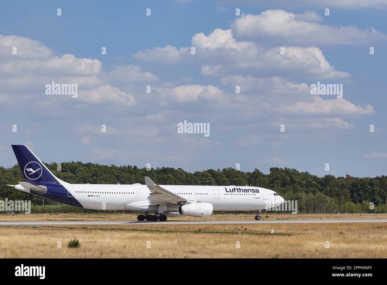 Aeroporto di Francoforte Fraport - decolla l'Airbus A330-343 di Lufthansa Foto Stock