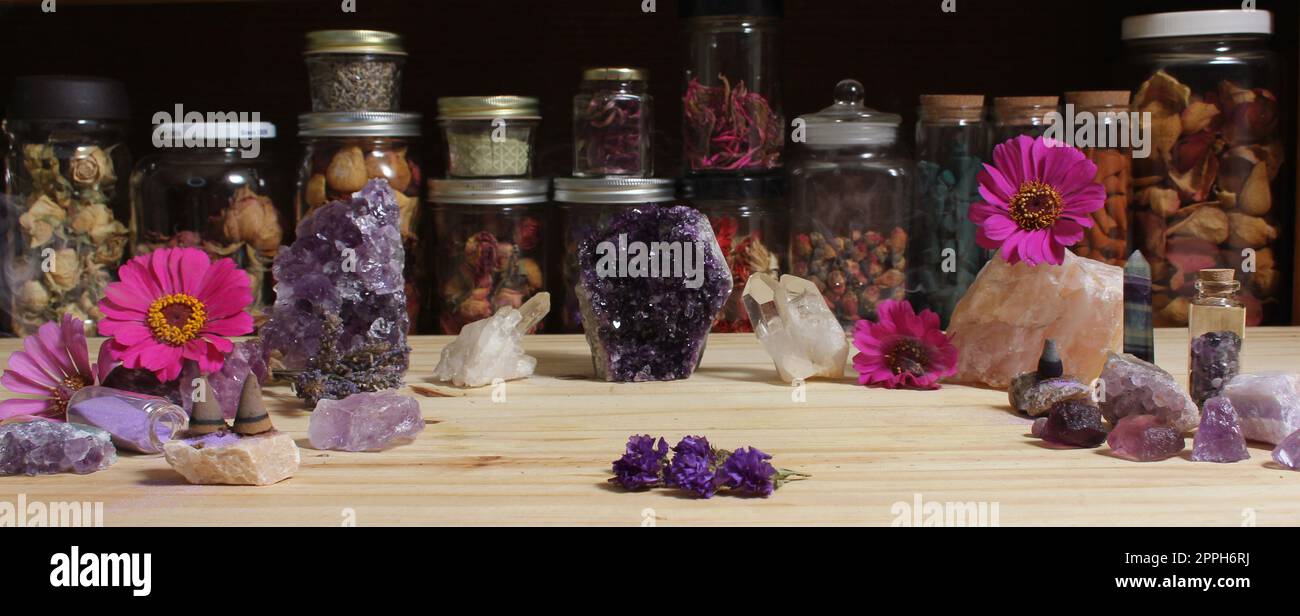 Cristalli e fiori di Ametista sulla Tabella di meditazione Foto Stock