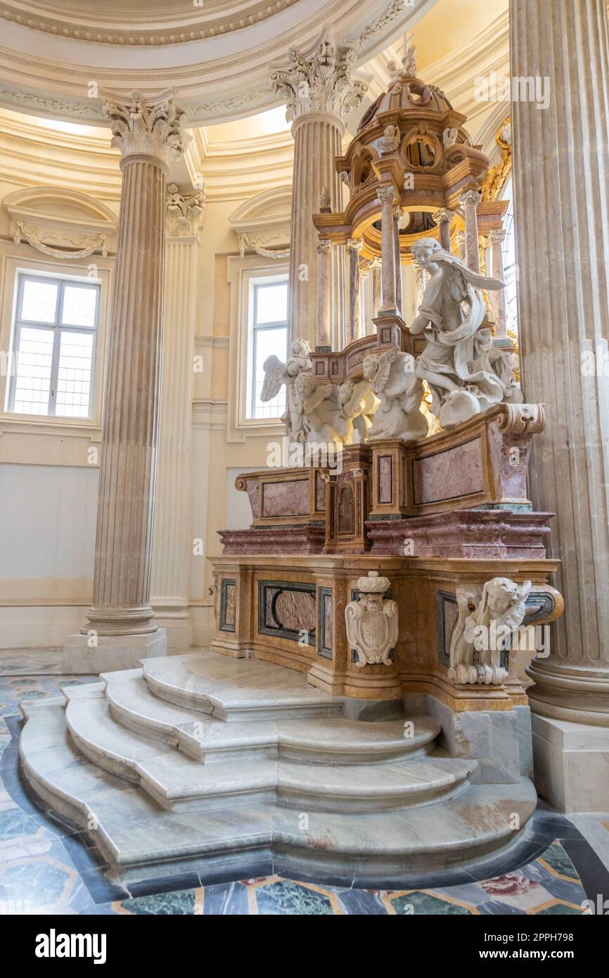 Altare barocco cattolico in Italia. Vecchio edificio religioso interno. Foto Stock