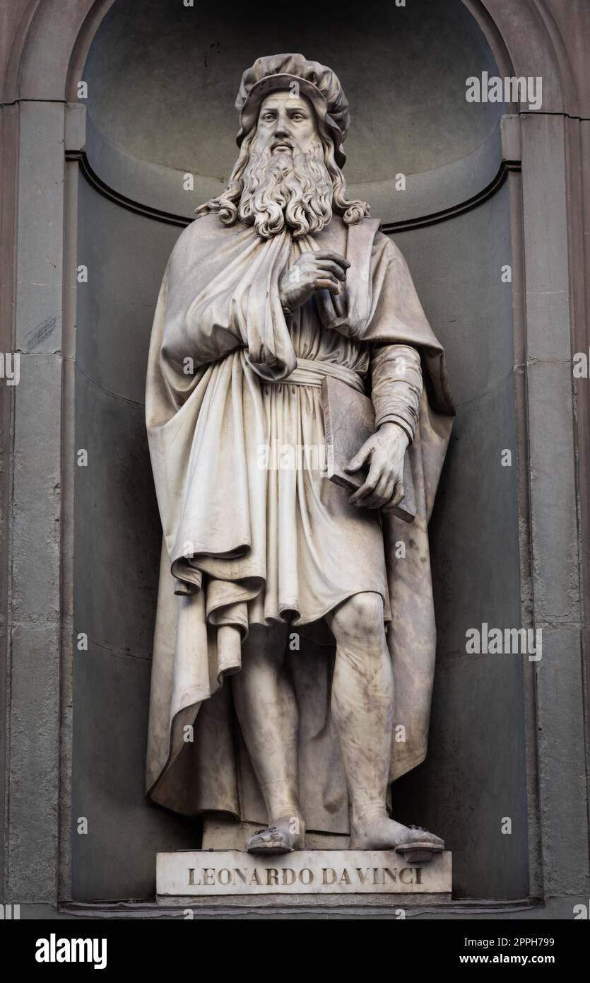 Leonardo da Vinci - Statua del genio, situata di fronte alla Galleria degli Uffizi a Firenze, in zona pubblica Foto Stock