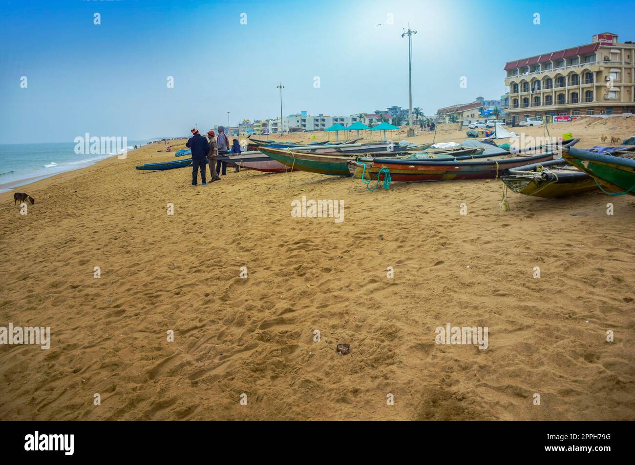 Costa e spiagge intorno all'India viaggiando e visitando PURI, antica città rinata, località balneare nella spiaggia della baia del Bengala, Odisa, India, molto popolare nell'India orientale. FEBBRAIO 2020. Foto Stock