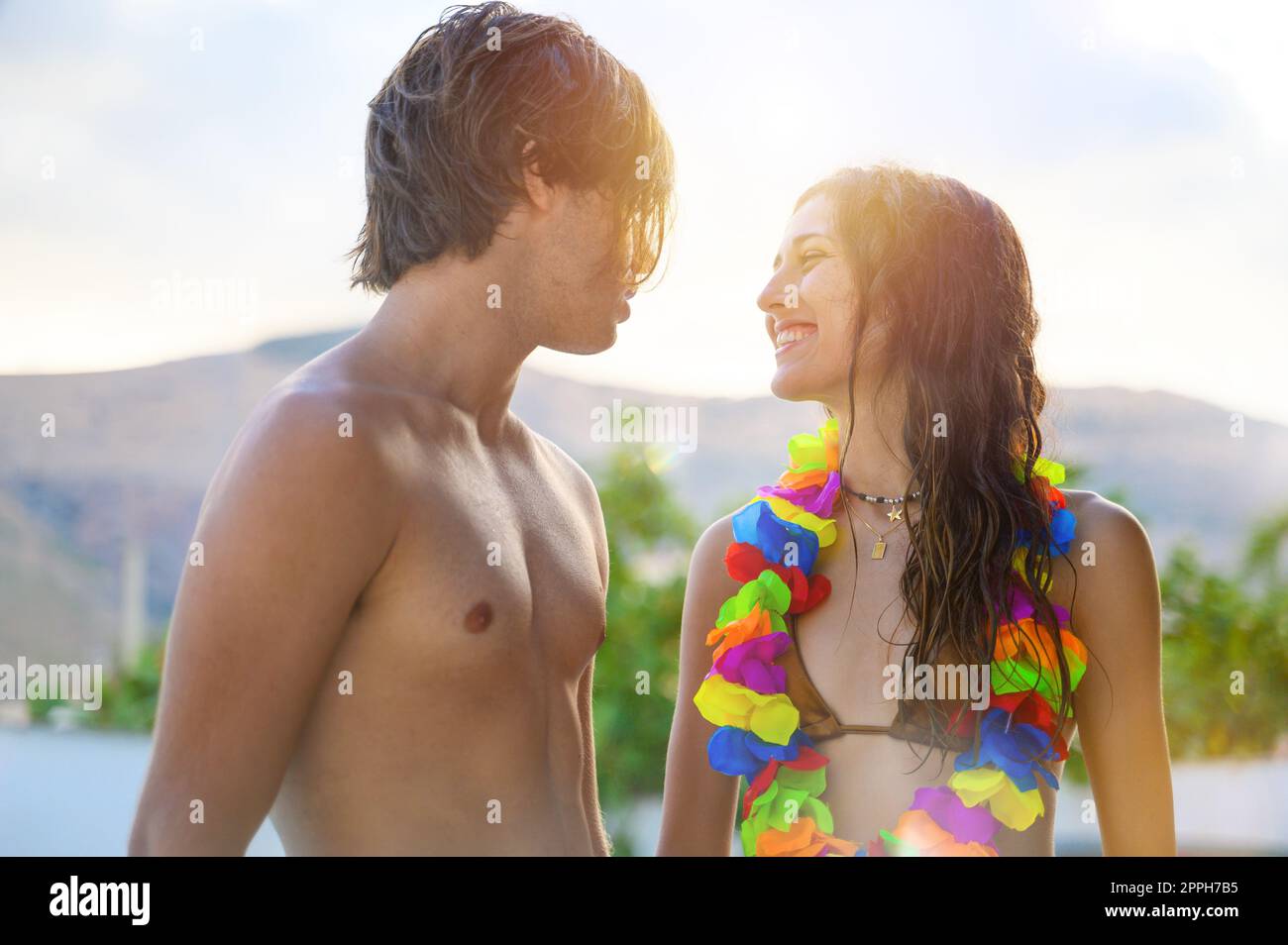 Una coppia felice si gode l'estate in una piscina Foto Stock