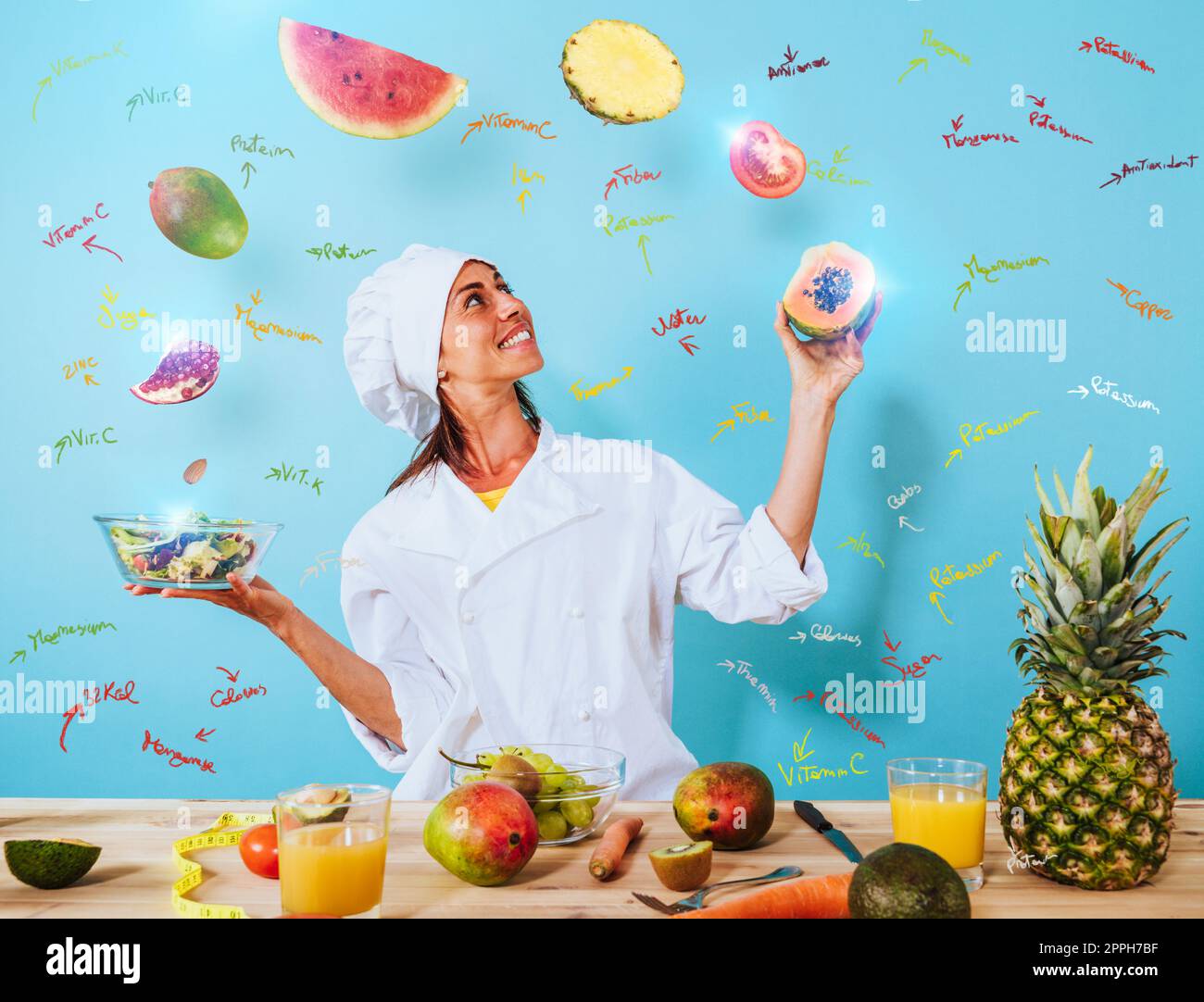 Donna chef prepara una nuova ricevuta con frutta Foto Stock