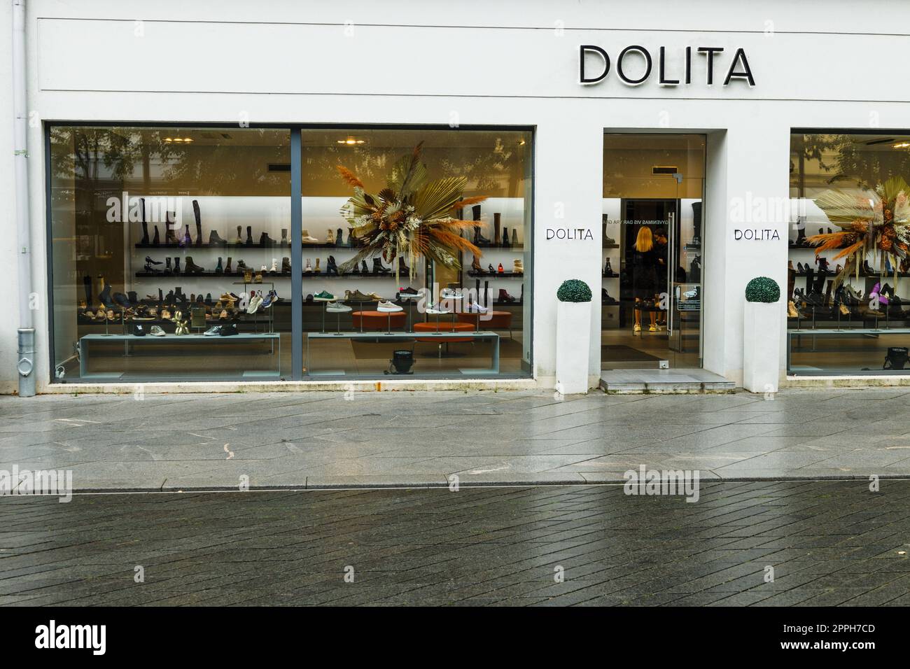 La finestra dei negozi di scarpe moderni Dolita. Kaunas, Lituania, 7 settembre 2022 Foto Stock