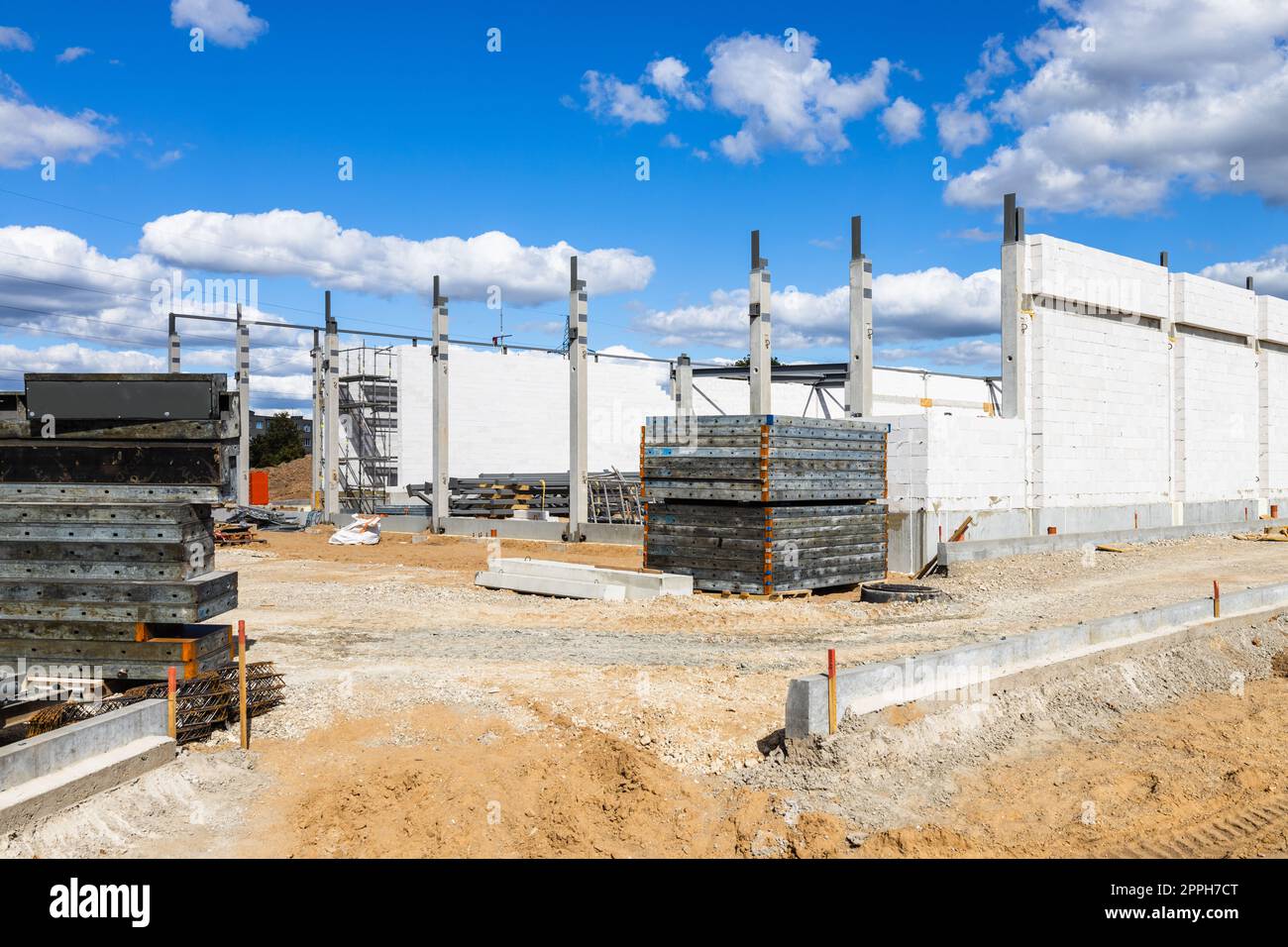 Edificio a piani in costruzione con telaio in acciaio. Alytus, Lituania 4 settembre 2022 Foto Stock