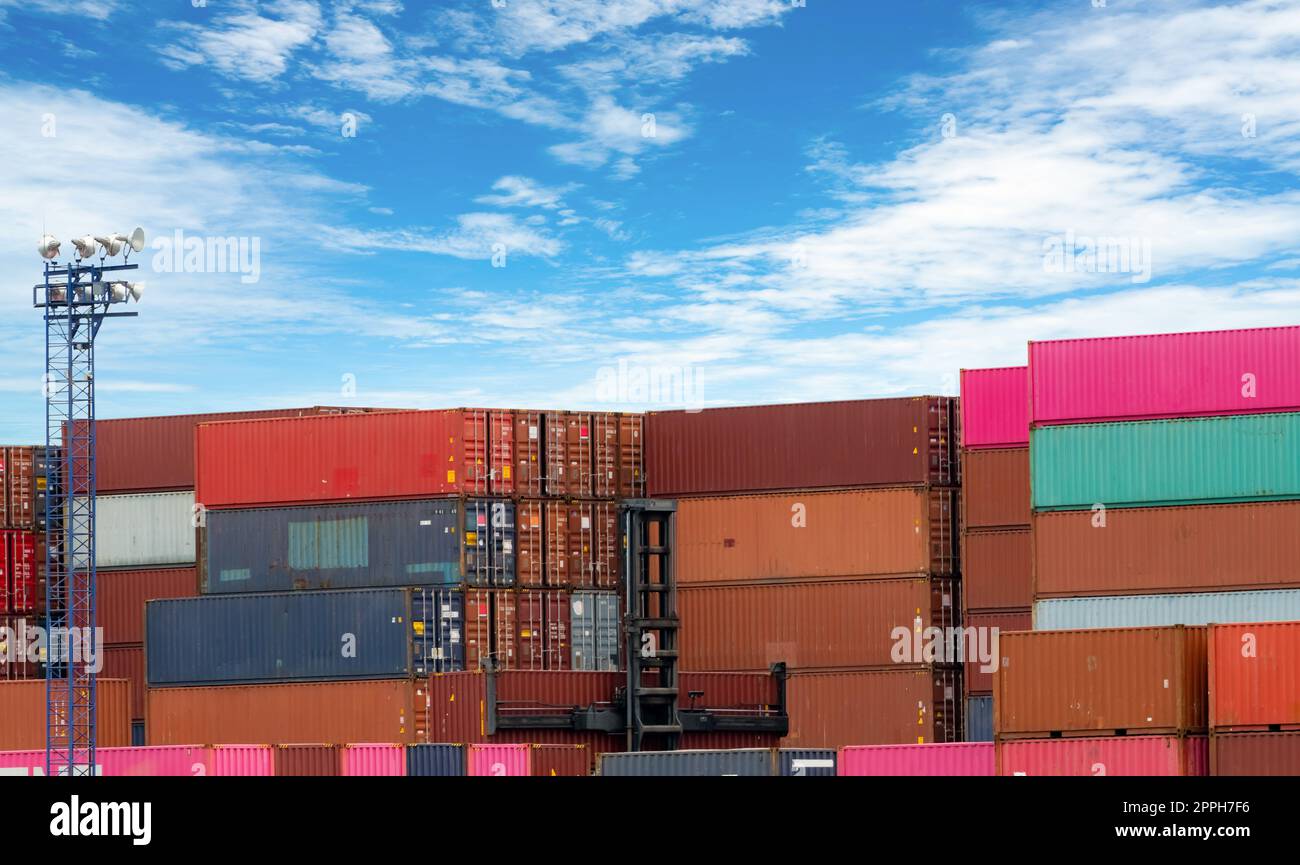 Pila di container logistici. Attività di trasporto merci e spedizioni. Nave portacontainer per la logistica delle esportazioni. Settore logistico. Container per la logistica di camion, navi e aerei. Servizio e trasporto deposito container. Foto Stock