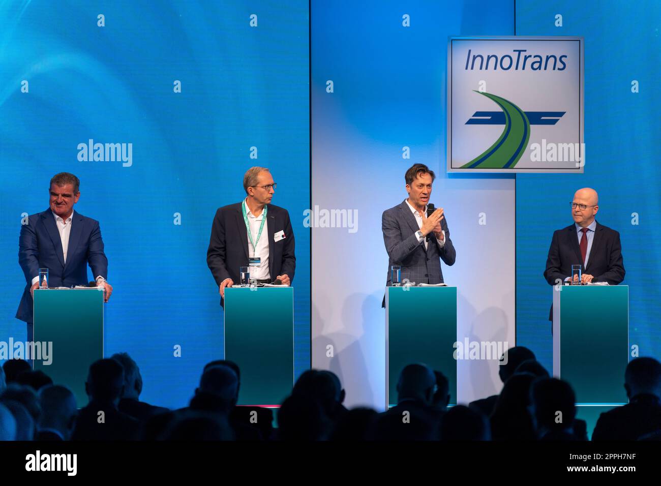 Innotrans 2022 Opening Ceremony, Panel Discussion, "The Future of Mobility in Times of Climate Change" Peter Spuhler, CEO Stadler Rail AG, Henri Poupart-Lafarge, Presidente Alstom, Transport SA, Michael Peter, CEO Siemens Mobility GmbH, Michael Theurer, P. Foto Stock